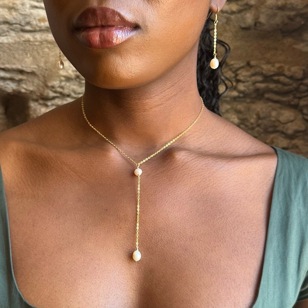 Minimalist Handmade Freshwater Pearl Gold Chain Lariat. 21/2 inches Chain Drop.